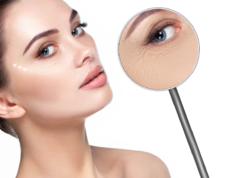 Skuteczna redukcja zmarszczek mimicznych kobieta z lusterkiem odbijającym zmarszczki pod oczami