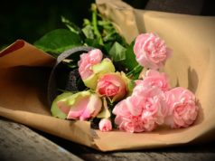 Magia oldschoolowych prezentów, czyli dlaczego warto kupować kobiecie kwiaty, perfumy i wino kwiaty w papierze