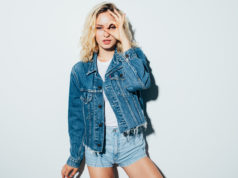 Przesuszone włosy, łamliwe paznokcie? Oto najprostsze, najłatwiejsze, domowe sposoby na te bolączki! Młoda blondynka w jeansowej kurtce i szortach