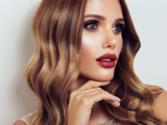 Jak wybrać odżywkę do włosów? Piękna umalowana kobieta z pofalowanymi włosami