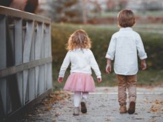 Jak ubrać pociechę na ważne uroczystości? dwójka dzieci ubrana na ważną uroczystość