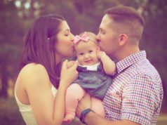 Przybory i akcesoria, które będą pomocne świeżo upieczonym rodzicom dwójka rodziców ze słodką dziewczynką na rękach