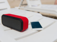 Głośnik bezprzewodowy: czy tylko do słuchania muzyki z telefonu? głośnik bezprzewodowy na plaży