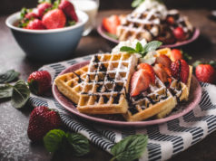 Gofry, czyli przepyszny deser nie tylko na słodko! gofry z truskawkami i cukrem pudrem