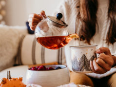 Herbata czarna, zielona, biała, czerwona… Czym się różnią i jak je zaparzać? kobieta nalewająca herbatę do kubka