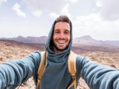 Działaj na maxa…wzmacniaj swoją odporność! młody przystojny chłopak z plecakiem