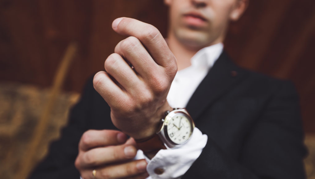 elegancki mężczyzna z zegarkiem na ręku