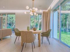 Wszystko, co trzeba wiedzieć o wyborze okien! beżowy salon z dużymi oknami