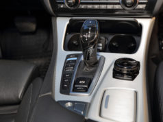 DSG czy CVT? Jaką skrzynię automatyczną wybrać? Dźwignia zmiany biegów w nowoczesnym samochodzie osobowym.