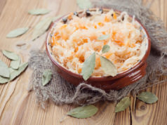 Dlaczego warto pić soki z kiszonych warzyw? kiszonki w ceramicznej misce