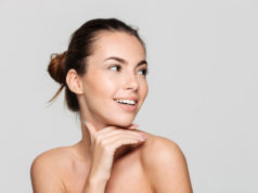 Promienna cera cały rok – jak to zrobić? młoda dziewczyna z promienną cerą