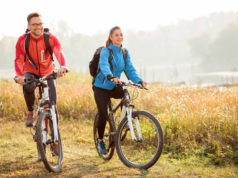 Jaki rower wybrać do jazdy w terenie? Sprawdzamy! para na rowerach górskich na wycieczce