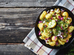 Pyszne sałatki ziemniaczane na każdą porę roku! sałatka z młodych ziemniaków