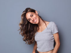 Najpopularniejsze i najciekawsze zabiegi kosmetyczne – które z nich naprawdę warto wypróbować? młoda piękan dziewczyna z długimi włosami na szarym tle