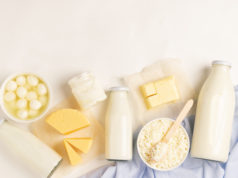 Jaką rolę odgrywa nabiał w naszym żywieniu? W które produkty warto inwestować, a które należy omijać? produkty mleczne na jasnym tle