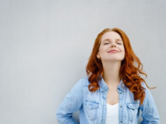 Fakty i mity o nawykach, które wydłużają życie rudowłosa spokojna dziewczyna