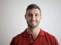 Przeszczep włosów – rozwiązanie problemu nadmiernego wypadania uśmiechnięty mężczyzna po przeszczepie włosów