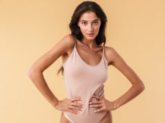 Dlaczego rozstępy są tak trudne do zredukowania? brunetka w różowym body