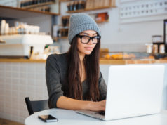 Co może dzisiaj zaoferować laptop do 1500, 2000, 3000 i 4500 złotych? Na co zwrócić uwagę? dziewczyna z laptopem w knajpie