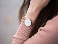 Zawsze na czasie, czyli wybieramy zegarek damski kobieta w eleganckim zegarku damskim