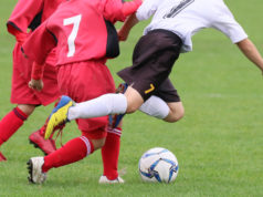 Młodzi sportowcy a drobne urazy młodzi chłopcy grający w piłkę nożną