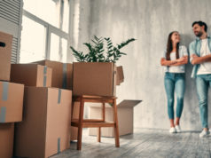 Myślisz o kredycie na mieszkanie? Sprawdź, co koniecznie musisz wiedzieć przed podjęciem decyzji młodzi ludzie w nowym mieszkaniu