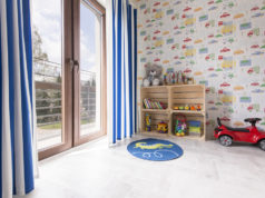 Wybieramy tapetę do pokoju dziecka – na co zwrócić uwagę? kolorowy pokój dziecięcy z tapetą