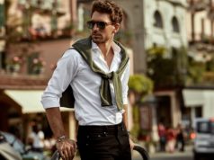Koszula i sweter – jak nosić? przystojny mężczyzna w koszuli i narzuconym na ramiona swetrze