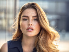 Najlepsze, domowe sposoby na utrzymanie włosów w idealnej kondycji. Sprawdź je! rudowłosa dziewczyna z piegami