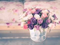 Sztuczne kwiaty jako dekoracja w domu? Dlaczego nie! kolorowe sztuczne kwiaty w stylizacji vintage