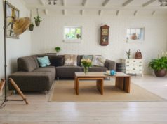 Urządzanie salonu – najważniejsze elementy, które uczynią go wygodnym i funkcjonalnym eklektyczny salon z narożnikiem i drewnianym stołem