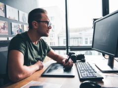 Jak postawić pierwsze kroki w świecie grafiki komputerowej? skupiony na pracy grafik komputerowy