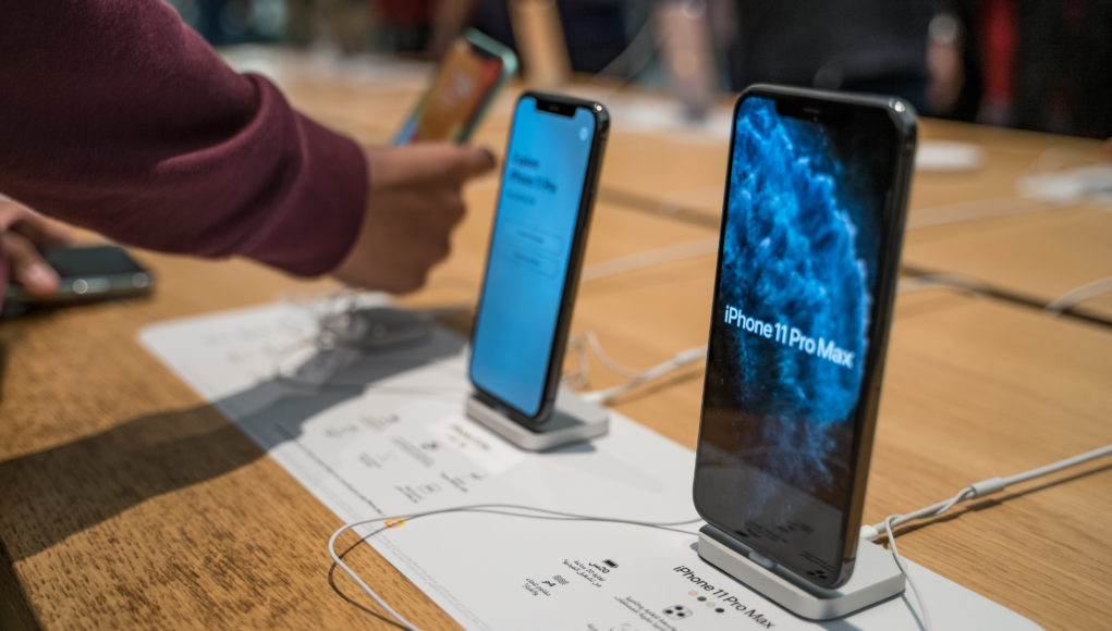 Apple Iphone 11 Pro Max na półce sklepowej