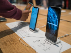 Nowe iPhone’y – ceny i rozwiązania. Co mają ciekawego do zaoferowania i jakie modele z nimi konkurują? Apple Iphone 11 Pro Max na półce sklepowej