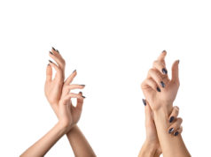 Jak zadbać o paznokcie latem? kobiece piękne zadbane dłonie