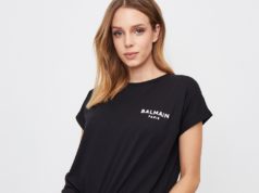 Wysokiej jakości t-shirt – po czym poznać dobry materiał? kobieta czarny t-shirt z logo balmain
