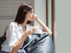 Pufy i inne wygodne siedziska – do aranżacji wnętrz mieszkalnych zamyślona piękna kobieta na worku sako