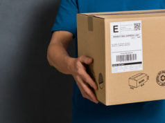 Paczka w ruchu – czy to bezpieczne? paczka w rękach kuriera