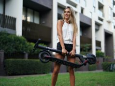 Hulajnoga elektryczna Revolt R Revoe – wady i zalety piękna dziewczyna ze złożoną hulajnogą