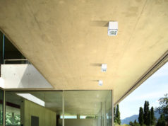 Prostota i funkcjonalność – lampy techniczne i ich zastosowanie krzesła i stół na prostym i nowoczesnym tarasie