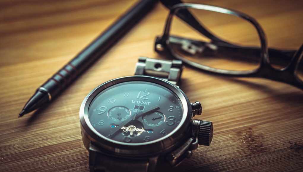 elegancki markowy zegarek na biurku