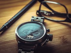 Markowy zegarek – gdzie kupić najlepiej? elegancki markowy zegarek na biurku