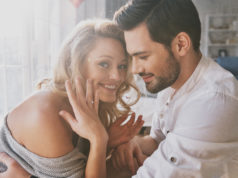 Jak wybrać idealny pierścionek zaręczynowy? kobieta pokazująca pierścionek zaręczynowy