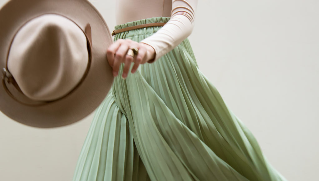 kobieta w plisowanej długiej spódnicy kobieta w plisowanej długiej spódnicy