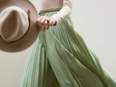 Letnia moda damska 2020, czyli znów królują plisowane spódnice kobieta w plisowanej długiej spódnicy