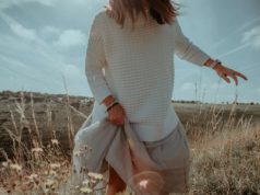 Elegancja w dobrym stylu kobieta w swetrze spódnicy na łące