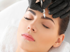 Makijaż permanentny – co warto wiedzieć? kobieta wykonująca makijaż permanentny brwi