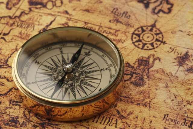 stary kompas na zabytkowej mapie
