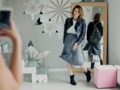 Koszulki do karmienia – bo najważniejsza jest wygoda kobieta w eleganckiej stylizacji