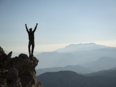 Potrafi zdziałać cuda i wzbudzać kontrowersje – czym jest coaching? Na czym polega? W czym może nam pomóc? mężczyzna który zdobył szczyt